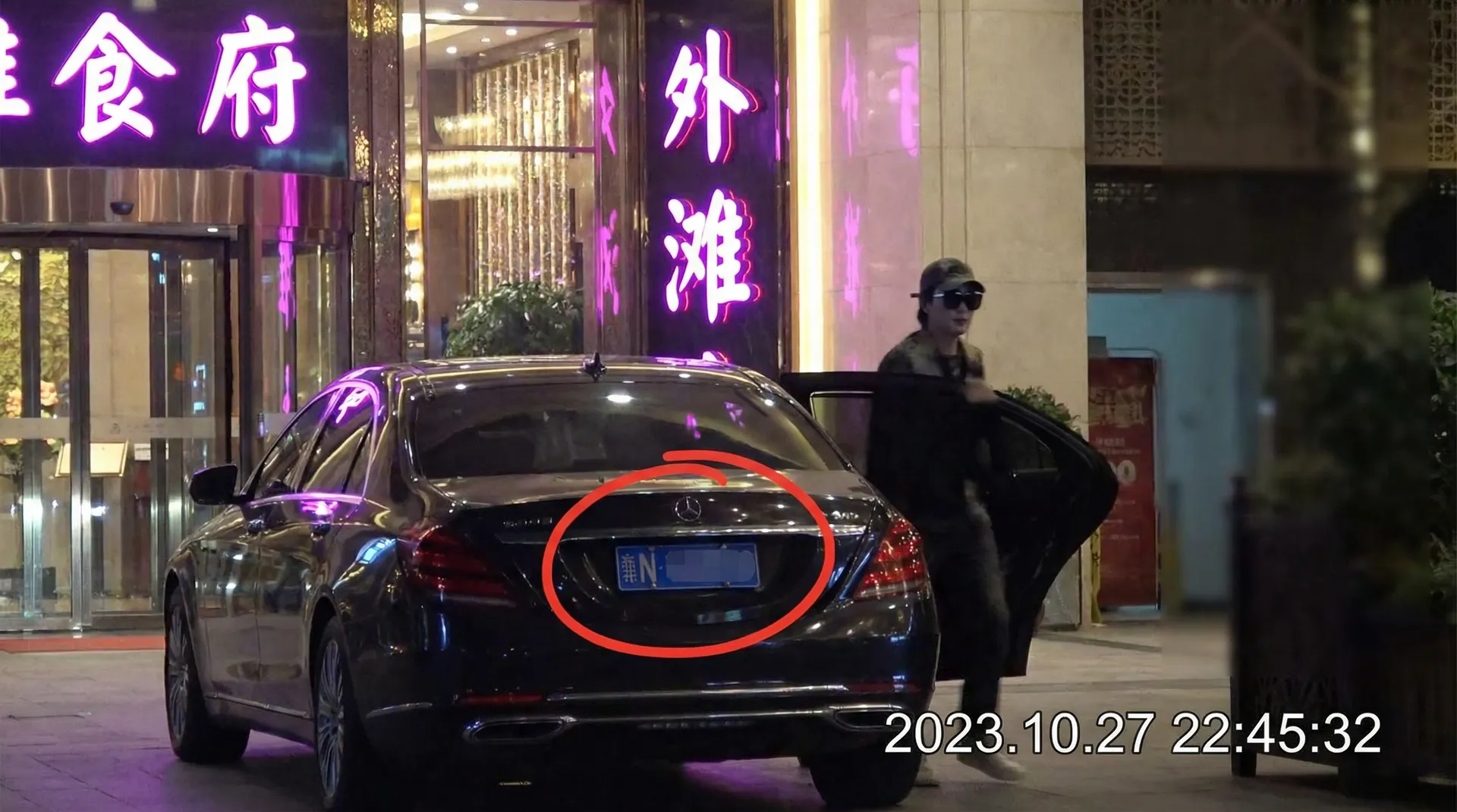 51暗网黑料 - 豪车餐厅外偷拍